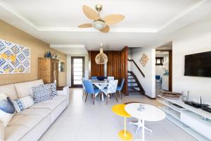 sala de estar con sofá y ventilador de techo en Batur 102 - Bali Bahia en Praia do Forte
