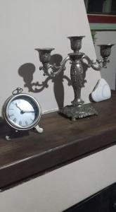 zegar siedzący na stole z lampą w obiekcie D&S home oinofita w mieście Oinófita
