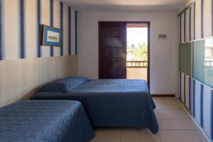 Batur 102 - Bali Bahia في برايا دو فورتي: غرفة نوم بسريرين وباب بلكونه +43 صورة