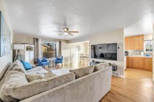 a living room with a large couch and a kitchen at Serene 3 Bedroom Home, NRM, Wi-fi, Parking, Queen Bed in De Pere