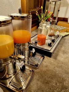 Hotel Gumberger GmbH Garni في نيوفهارن بي فريسنج: منضدة مع كأسين من عصير البرتقال في الجرار