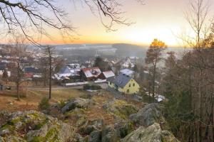 ein Haus auf einem Hügel bei Sonnenuntergang in der Unterkunft Denkmalgeschützter Bauernhof in Schauenstein