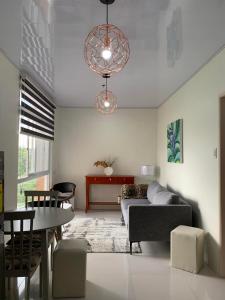 uma sala de estar com um sofá e uma mesa em Grandview 312 - 1BR Condo Near Burnham Park em Baguio