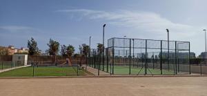 Tenis alebo squash v ubytovaní Apartamento Aguamarina - Playa Moncofa alebo jeho okolí