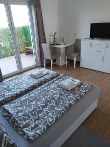um quarto com uma cama e uma sala de estar em Filigran em Palić