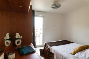 a bedroom with a bed and a window at Appart Hotel Corte HR in Corte