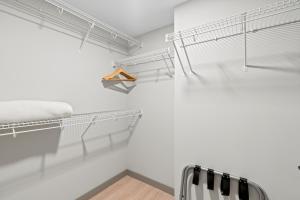 Palanda nebo palandy na pokoji v ubytování WhyHotel by Placemakr, Columbia