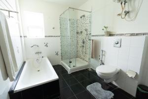 班加羅爾的住宿－Luho 206，浴室配有卫生间、淋浴和盥洗盆。