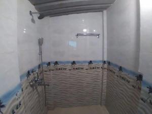 Bilik mandi di Tembewadda house