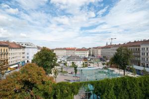 une vue aérienne sur une ville avec des bâtiments dans l'établissement Yppartment, à Vienne