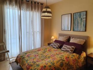 Posteľ alebo postele v izbe v ubytovaní Las Marinas Grand Terrace