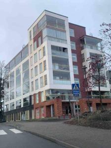 een groot gebouw aan de straatkant bij Modern apartment nearby Airport 2 in Vantaa