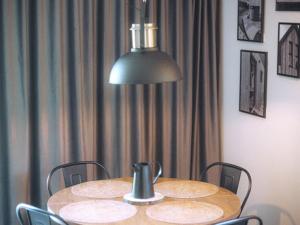 stół z krzesłami i wazon na górze w obiekcie Między Brzozami w Szczytnej