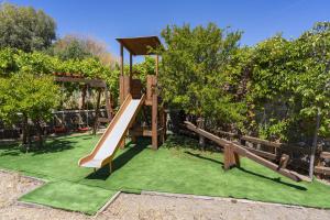 - une aire de jeux avec toboggan dans le jardin dans l'établissement Horizon Line Villas, à Kiotari