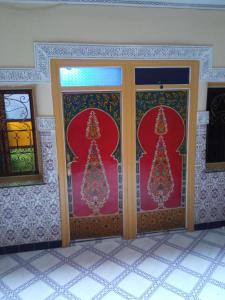 馬拉喀什的住宿－辛迪南部酒店，两扇门上挂着圣诞树