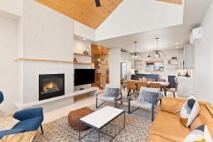 sala de estar con sofá y chimenea en Evergreens 12, en Steamboat Springs
