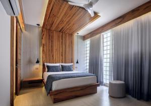 Een bed of bedden in een kamer bij Villa Nautica Boutique Hotel
