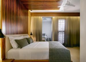 Een bed of bedden in een kamer bij Villa Nautica Boutique Hotel