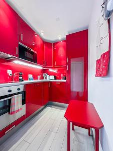 Η κουζίνα ή μικρή κουζίνα στο Pied-à-terre in Crans-Montana, pool and view - Swiss Alps