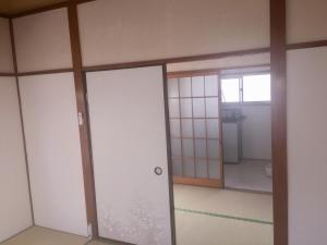 Habitación con 2 puertas correderas y ventana en D-pdal Inn - Vacation STAY 39054v, en Tokio