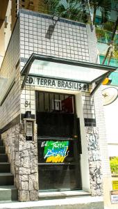 ein Laden mit Graffiti auf der Vorderseite eines Gebäudes in der Unterkunft FLAT Beverly Hills 401B in Vila Velha