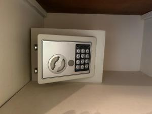 a microwave with the door open in a room at Buenos Aires desde las alturas in Buenos Aires