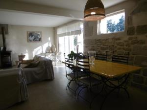 a living room with a table and a couch at Le petit mas en provence avec piscine in Barbentane