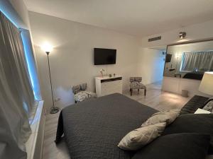 a bedroom with a bed and a television in it at Buenos Aires desde las alturas in Buenos Aires