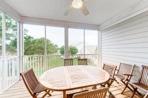 comedor con mesa y sillas en el porche en Bear Trap Dunes - Willow Oak, en Ocean View