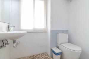 Kúpeľňa v ubytovaní Allo Apartments Plaza Arenal Centro 2 Habitaciones