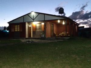 圣拉斐尔Cabañas Bertani的夜晚点亮的房屋