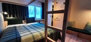 um pequeno quarto com um beliche e um beliche em Rondane River Lodge - Rondane Gjestegård em Enden