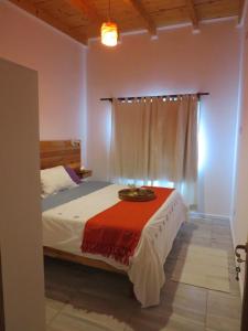 a bedroom with a bed and a window at Casa Nera in Esquel