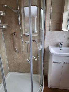 een badkamer met een douche en een wastafel bij The Barbers in Beverley