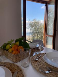 uma mesa com uma cesta de frutas em cima em SKY VIEW Villa em Piano di Sorrento