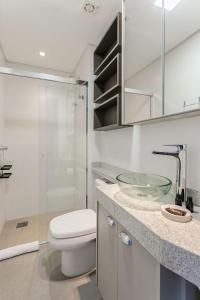 uma casa de banho com um WC e um lavatório de vidro em Duplex com churrasqueira a 200m da praia #JA21 em Florianópolis