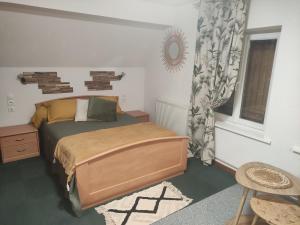 1 dormitorio con cama y ventana en Les studios du frankenthal en Stosswihr