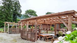 日光市にあるSudomari no Yado Sunmore - Vacation STAY 46734vの木製のパーゴラ(テーブル、ベンチ付)
