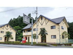 een groot gebouw aan de straatkant bij Sudomari no Yado Sunmore - Vacation STAY 46732v in Nikko