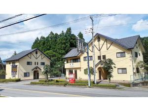 une grande maison sur le côté d'une rue dans l'établissement Sudomari no Yado Sunmore - Vacation STAY 46742v, à Nikkō