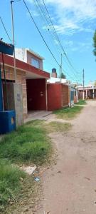 una calle vacía junto a un edificio de ladrillo en Departamento Silvi en Jesús María