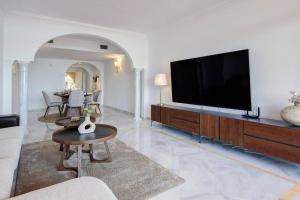 TV a/nebo společenská místnost v ubytování Stunning 2 Bedroom Apartment in Magna Marbella