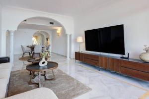 Fotografie z fotogalerie ubytování Stunning 2 Bedroom Apartment in Magna Marbella v destinaci Marbella