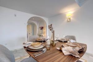 Fotografie z fotogalerie ubytování Stunning 2 Bedroom Apartment in Magna Marbella v destinaci Marbella