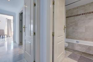 Fotografie z fotogalerie ubytování Stunning 2 Bedroom Apartment in Magna Marbella v destinaci Marbella