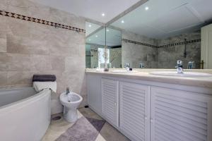 Fotografie z fotogalerie ubytování Stunning 2 Bedroom Apartment in Magna Marbella v destinaci Marbella