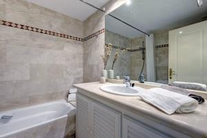 Fotografie z fotogalerie ubytování Stunning 2 Bedroom Apartment in Magna Marbella v destinaci Marbella