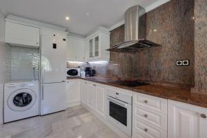 Fotografie z fotogalerie ubytování Stunning 2 Bedroom Apartment in Magna Marbella v destinaci Marbella