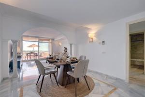 Fotografie z fotogalerie ubytování Stunning 2 Bedroom Apartment in Magna Marbella v destinaci Marbella