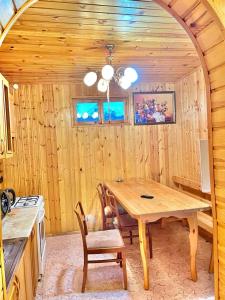 comedor de madera con mesa y sillas en Дом под ключ Комфортик en Gagra